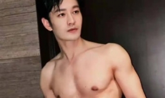 Thân hình 6 múi ở tuổi 45 của Huỳnh Hiểu Minh làm nóng Weibo