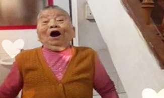 Bà khóc hết nước mắt khi đứa cháu đi học xa nhà 1700km bất ngờ về ăn Tết