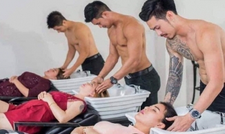 Đi làm tóc ăn Tết, chị em 'mất hết liêm sỉ' vì dàn trai đẹp 6 múi lộ thiên