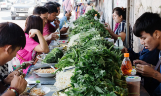Pha dằn mặt khách hay xin thêm rau 'đi vào lòng đất': Bày la liệt rau củ kín cả bàn ăn
