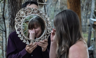 Độc thân không có gì đáng sợ, cô gái này còn tự kết hôn với chính mình