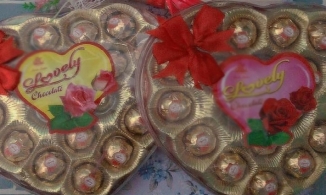 Thanh niên đem Socola hạ từ ban thờ đi tặng bạn gái nhân ngày Valentine 