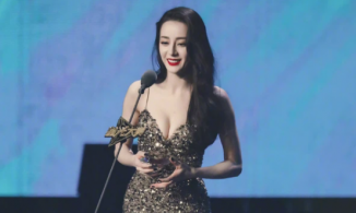 Loạt khoảnh khắc 'đốn tim' của Địch Lệ Nhiệt Ba khi lỡ vấp phải chiếc váy