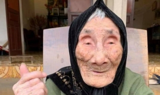 Hà Nam: Cụ bà 108 tuổi xem thời sự bằng iPad, tạo dáng 'thả tim' chụp ảnh