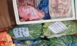 Mở thùng thực phẩm tiếp tế từ quê lên sau Tết, cô gái bật khóc xem từng túi đồ ăn mẹ ghi tỉ mỉ cách nấu cách làm