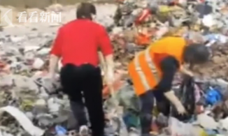 Lý do người phụ nữ giàu có đi bới đống rác cả tấn đúng sáng mùng Một Tết