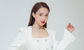 Vô tình lọt ống kính người qua đường, Nhã Phương vẫn ngời ngời thần thái 'nữ Chủ tịch' cùng đôi chân dài thon mượt 