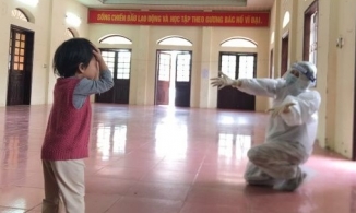 Xót xa câu chuyện của nữ y tá tại tâm dịch Hải Dương, chỉ cách 30m nhưng vẫn không thể dỗ dành con
