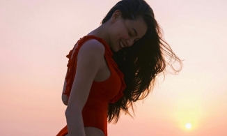 Hồ Ngọc Hà khoe dáng mẹ bỉm cực nuột với bikini dịp đầu năm