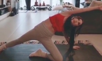 Ôn Bích Hà diện croptop tập yoga khoe trọn vóc dáng gợi cảm ở tuổi 55