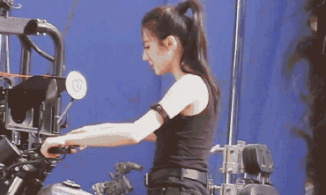 Ngắm Địch Lệ Nhiệt Ba trút bỏ xiêm y mặc soóc ngắn lái xe phân khối lớn