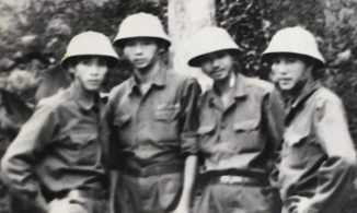 Lộ bức ảnh 4 tài tử gạo cội của phim truyền hình Việt hồi trai trẻ: 'Ngọc hoàng' Quốc Khánh và bố Sơn 'Về nhà đi con' hóa ra là bạn thân thời chiến binh