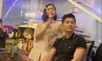 Muốn biết vì sao trai trẻ 9x Lâm Bảo Châu cua được chị đại 40 tuổi vừa đẹp vừa giàu Lệ Quyên, hãy xem clip hát karaoke này