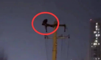 Lên cột điện gập bụng, thanh niên khiến hàng chục nghìn hộ dân phải sống trong bóng tối