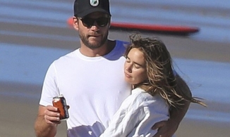 Tài tử Liam Hemsworth tình tứ ôm chặt bạn gái trên bãi biển