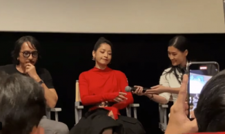 Chi Pu nhận mic bằng 1 tay từ Kathy Uyên dù đàn chị đưa bằng 2 tay