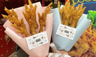 Hà Nội: Quán ăn tặng chị em 'bó hoa' chân gà trị giá 150k nhân ngày 8/3 