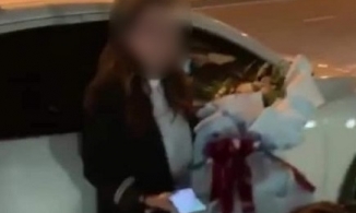 Nam thanh niên bị giữ bằng lái khi dừng ô tô trên cầu để tỏ tình với vợ