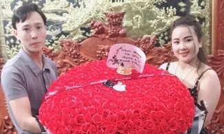 Thấy vợ buồn, anh chồng liền tặng 500 bông hồng trước thềm ngày 8/3