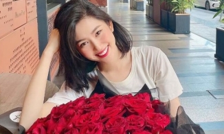 Luôn nói độc thân nhưng dịp lễ nào Thúy Ngân cũng nhận hoa hồng đắt đỏ