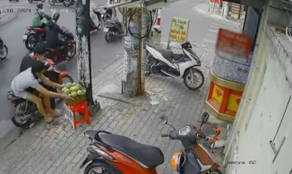 3 thanh niên ăn trộm rổ xoài của người bán hàng rong