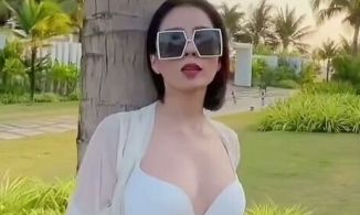 Hết tình trẻ lại đến Lệ Quyên khoe dáng nuột 'ăn đứt' gái 20