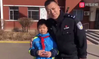 Mang trả 922 triệu đồng nhặt được, cậu bé nhận được câu trả lời: 'Nhà tôi không thiếu tiền, nhặt thì cứ tiêu đi'