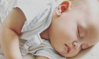 Đăng ảnh Leon đang ngủ say, Hà Hồ liền được fan cảnh báo về dị tật bẩm sinh