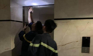 Hà Nội: Hai mẹ con bị nhốt trong thang máy chung cư cao cấp hơn 1 giờ