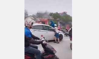 Nghi chồng ngoại tình, vợ liều mình đu trên nóc capo đập cửa kính gào thét