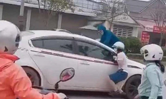 Vụ lên nắp capo đánh ghen ở Vĩnh Phúc: Người vợ nhảy vào túm tóc, đạp 'tiểu tam' túi bụi