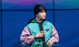 Diễn quá sung, Karik gặp tai nạn khi vấp phải loa té thẳng từ trên cao xuống đất