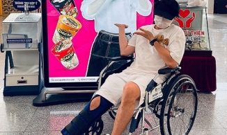 Karik phải ngồi xe lăn sau sự cố ngã nhào từ sân khấu xuống, lên tiếng về việc tham gia Rap Việt Concert