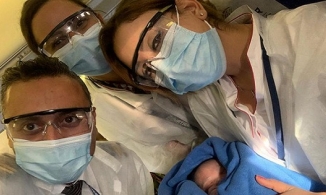 Máy bay phải hạ cánh khẩn cấp vì hành khách sinh con trên trời