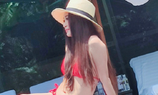 Ôn Bích Hà khoe dáng nuột, đường cong gợi cảm ở tuổi 54