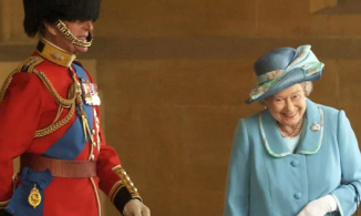 Câu chuyện phía sau bức ảnh Nữ hoàng Anh cười với Hoàng thân Philip