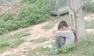 Lạng Sơn: Lười học, bé trai 10 tuổi bị cha ruột xích cổ khóa ở cột điện ven đường