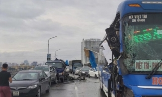 Hà Nội: 4 ôtô tông liên hoàn, cầu Thăng Long tắc nghẽn cả 2 chiều