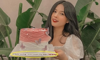 Nghi vấn Thảo Nari mang thai qua dòng chữ lạ trên bánh kem mừng sinh nhật