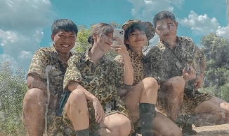 Hậu Hoàng đăng ảnh tình tứ ngồi vào lòng Mũi trưởng Long