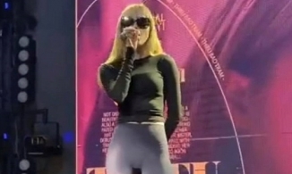 Thiều Bảo Trâm lại bị chỉ trích vì mặc chiếc quần bó sát kém duyên trên sân khấu