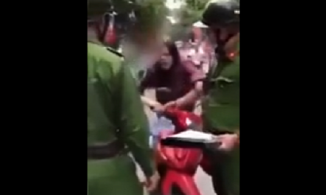 Hà Nội: Người phụ nữ cắn công an vì bị dừng xe khi đi chơi 30/4 không đội mũ bảo hiểm