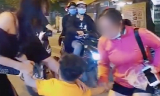 Dân tình xót thương cảnh bà nội chia cắt 2 mẹ con, dù cậu bé khóc gọi 'mẹ ơi'