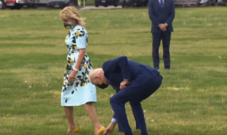 Khoảnh khắc Tổng thống Biden hái hoa ven đường tặng vợ làm dậy sóng MXH