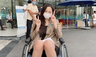 Mai Phương Thúy bất ngờ ngồi xe lăn, nhập viện giữa mùa dịch bệnh