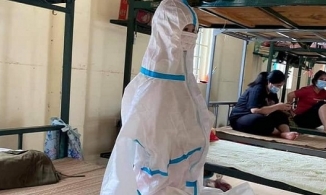 Nhói lòng nhìn những em bé trong bộ đồ bảo hộ thùng thình ở khu cách ly