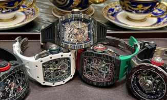 Đức Huy thưởng thức trà chiều 'sương sương' mấy căn biệt thự