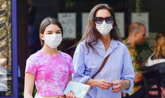 Suri Cruise - ái nữ Katie Holmes - sở hữu chiều cao vượt trội ở tuổi 15