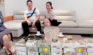Bị nói giàu 'ảo', vợ chồng Đoàn Di Băng mang 'núi tiền' mặt đi mua đồng hồ