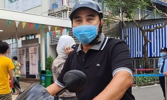 Mặc drama nghệ sĩ từ thiện, Quyền Linh âm thầm đi xe máy đến trao 2 tỷ đồng ủng hộ chống dịch